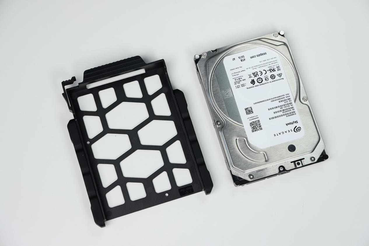 極空間AI NAS Z2Ultra評測，不只是存儲更是懂你的記憶管家