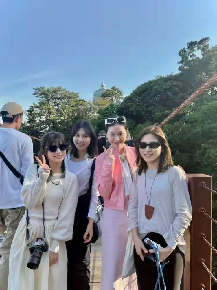 母亲离世多年后，35岁的国民闺女谭松韵，早已走上的另一条道路