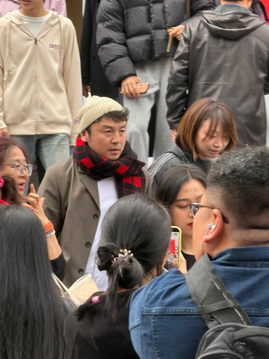 上戏80周年校庆，陈赫挽着杜江的胳膊走路，一脸娇羞，网友：好娘