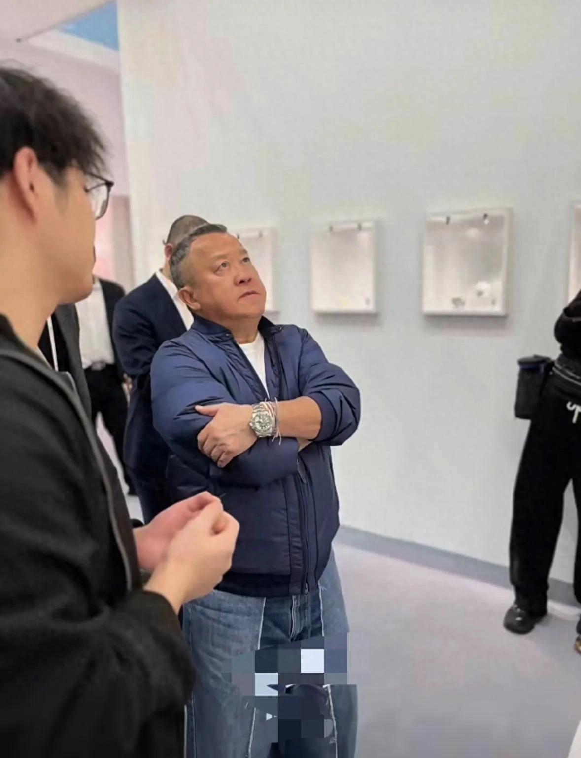 曾志伟现身茶博会，穿开叉直筒牛仔裤，像是穿了曾宝仪不要的裤子