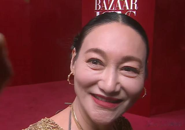 大驼背、躲镜头、鼻尖分家,芭莎这一夜,杨幂的状态和格局全暴露