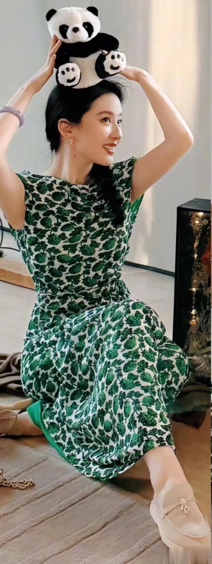 刘亦菲38岁庆生照，穿一字肩连衣裙典雅高贵，如公主般美丽开心