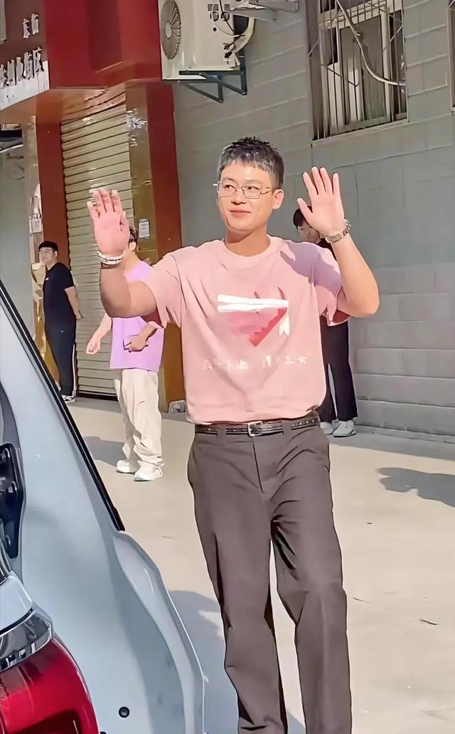 欧豪西安路演胖了还被黑！身体为戏拼，徒手扒消防栓的演员有魅力