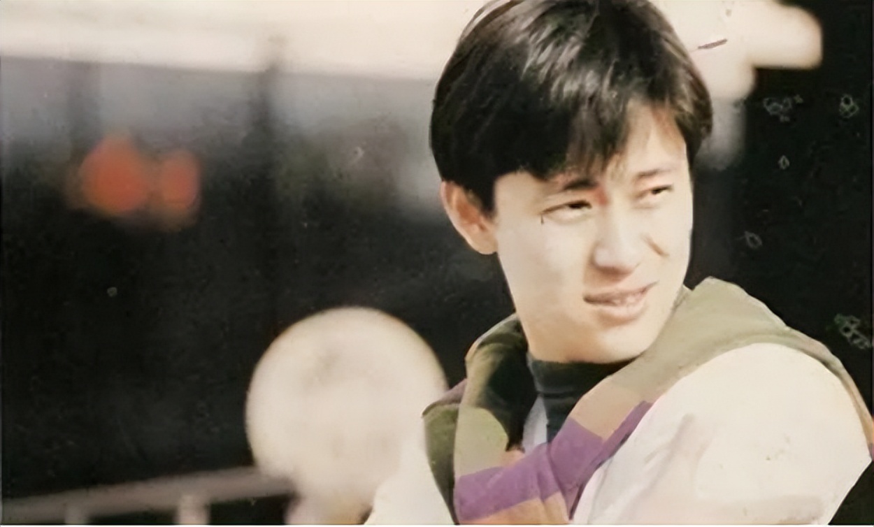 歌手解晓东：14次登春晚，曾提携章子怡，破产后抑郁住养老院？