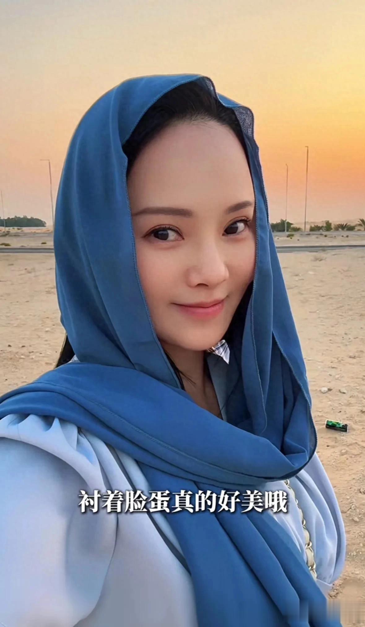 伊能静近六十穿泳装,大方秀曲线却巧妙遮挡,秦昊的喜欢全写脸上