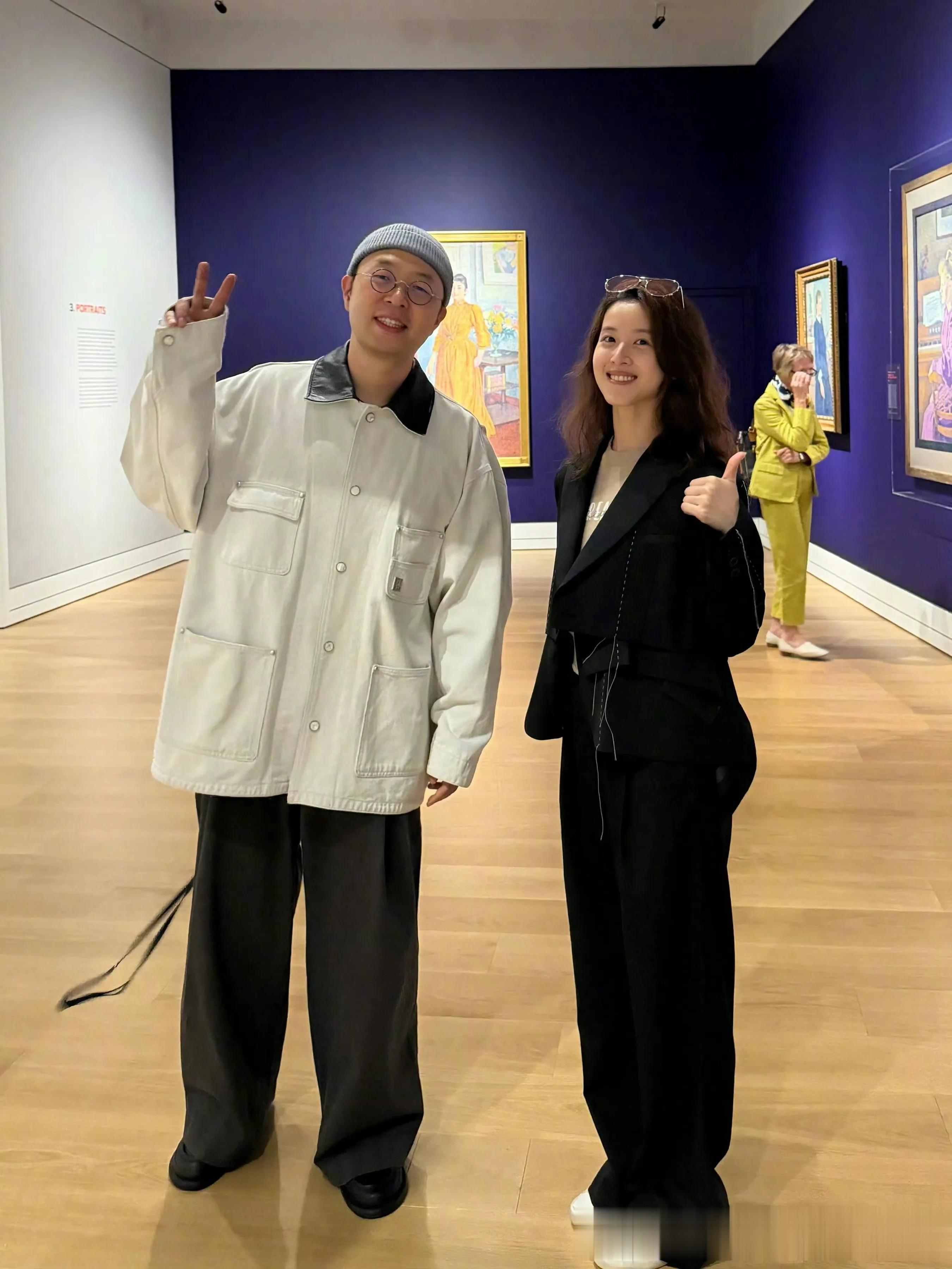 章泽天和杜海涛看展合影，素颜西装开怀大笑好美