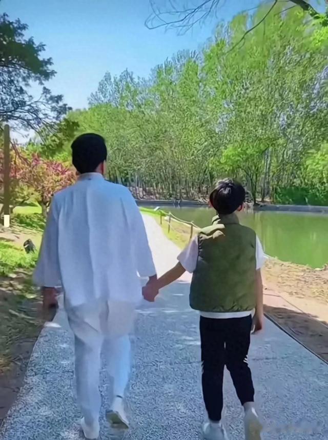 兰姐牵孙散步,箖箖背影神似小菲,终于看懂汪小菲迁就大S原因