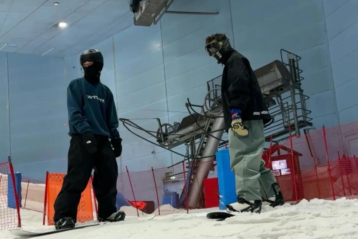 偶遇谢霆锋大儿子在深圳滑雪，18岁Lucas太像爸爸，笑起来好温柔