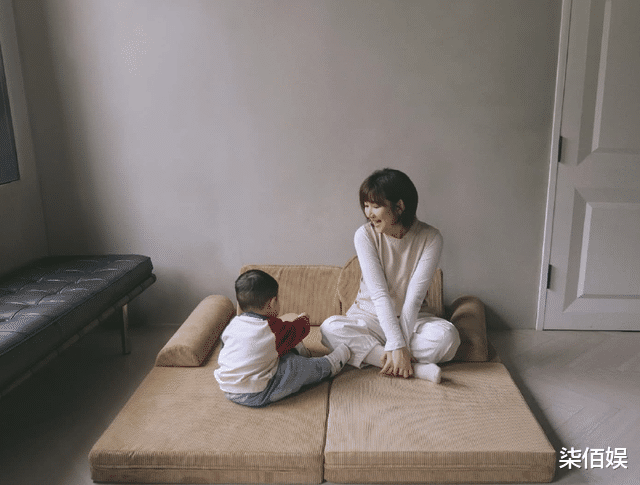 任家萱为友人庆生，抱着儿子腹部好凸似怀二胎，男友露面变好看了