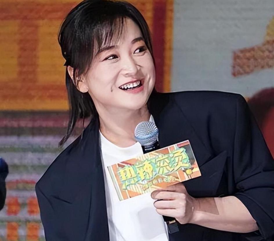 贾玲近况曝光：退出春晚解散公司，如今状态并不意外，面相都变了