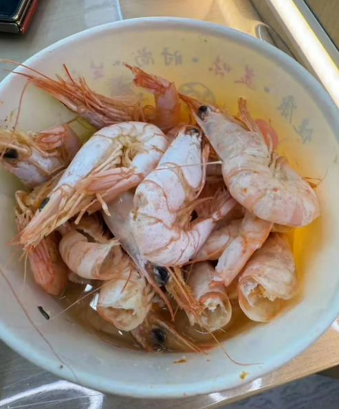 黄晓明青岛拍戏被全家探班,豪华房车变厨房,47岁仍被宠成宝!