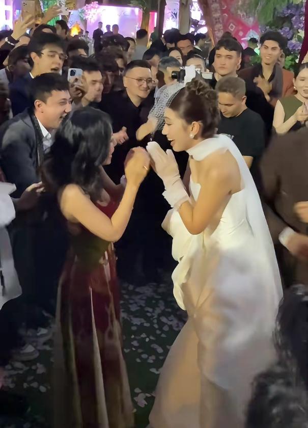 31岁万妮达参加婚礼！穿红裙大秀好身材，黑人男友打扮土气还显老