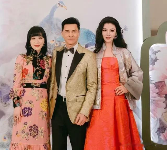 吕良伟70岁寿宴,众星云集排场很大,他头发乌黑茂密看着像50岁