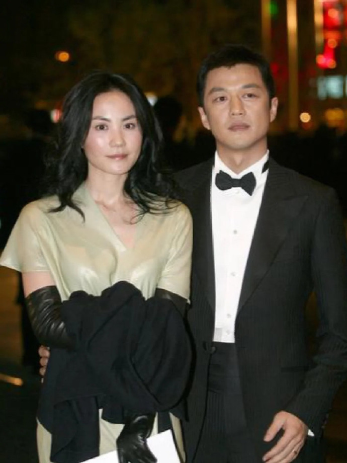 李亚鹏做梦也没想到,心中这口恶气竟让向太给出了,窦靖童没说谎