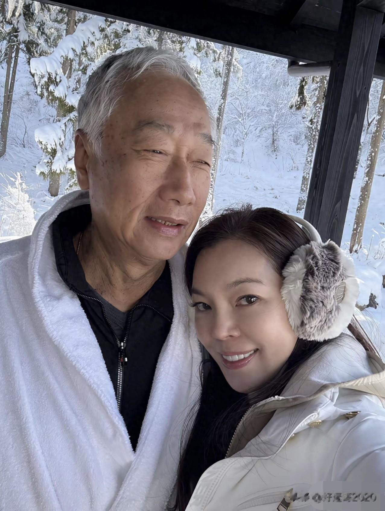 郭台铭满头白发，51岁娇妻怀中笑