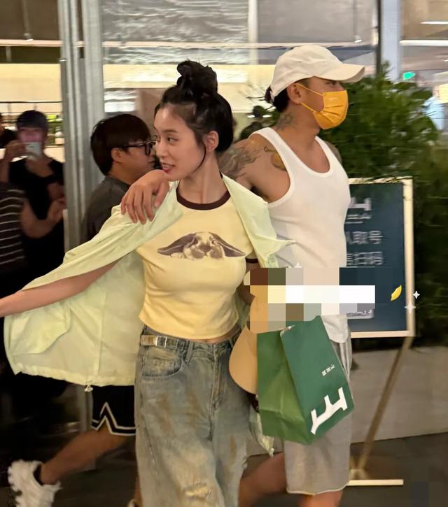 黄子韬徐艺洋三里屯吃火锅,徐艺洋穿搭平价物欲很低,太持家了