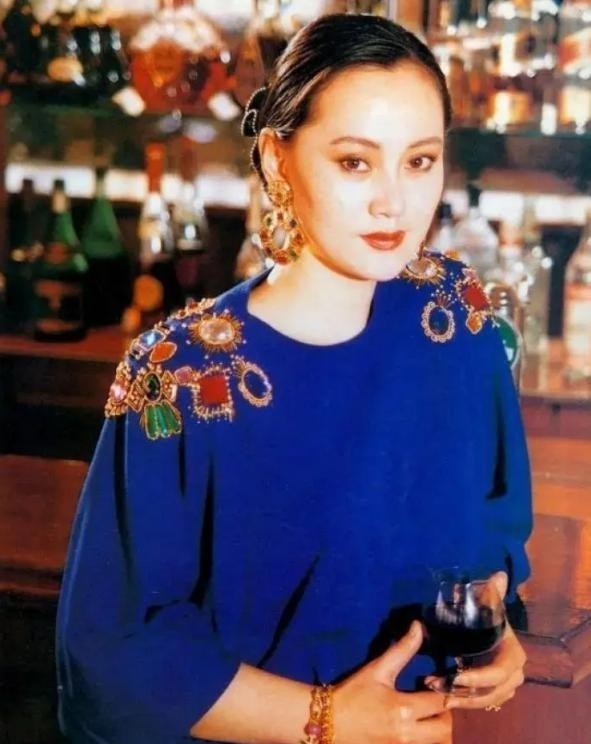 抛弃重病丈夫，甩掉著名导演，55岁再嫁比利时豪门的她现状怎样了