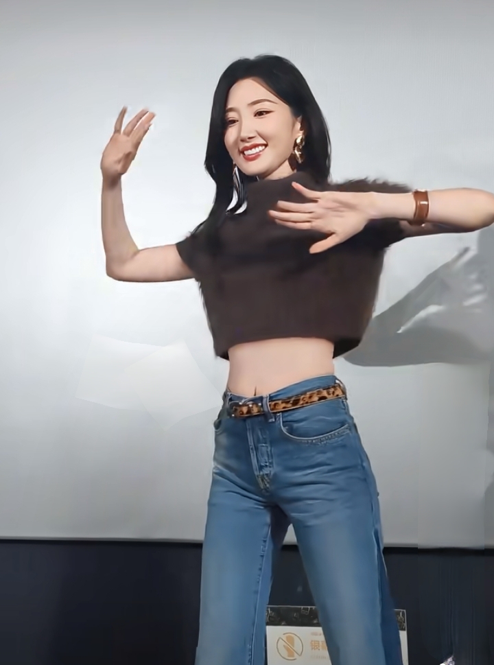 毛晓彤穿搭辣妹风，棕色露腰上衣搭喇叭裤，黑长卷发跳手势舞