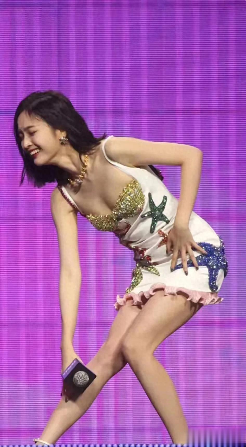 吴宣仪齐肩短发吊带裙,身材曲线流畅,不胖不瘦引人爱