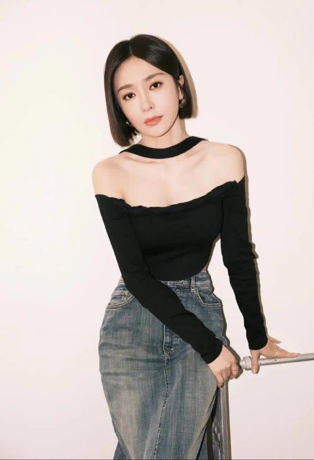 秦岚穿黑露肩上衣搭浅蓝牛仔裙,精致迷人!