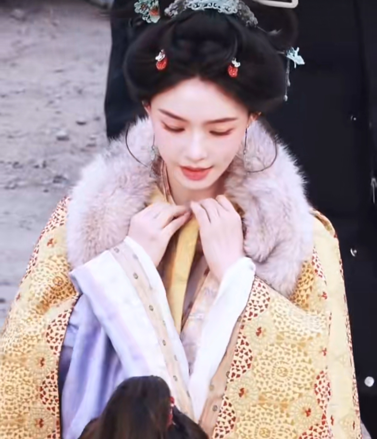 29岁林允大冷天穿着单薄熬夜拍戏，累到神色痛苦吃速效救心丸！