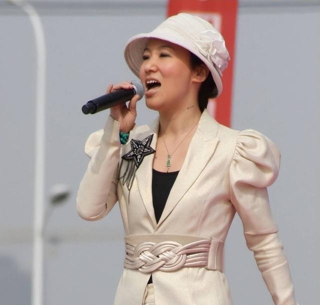 “内地刘銮雄”：年轻用30亿身家围猎女星，如今成老赖泪洒直播间