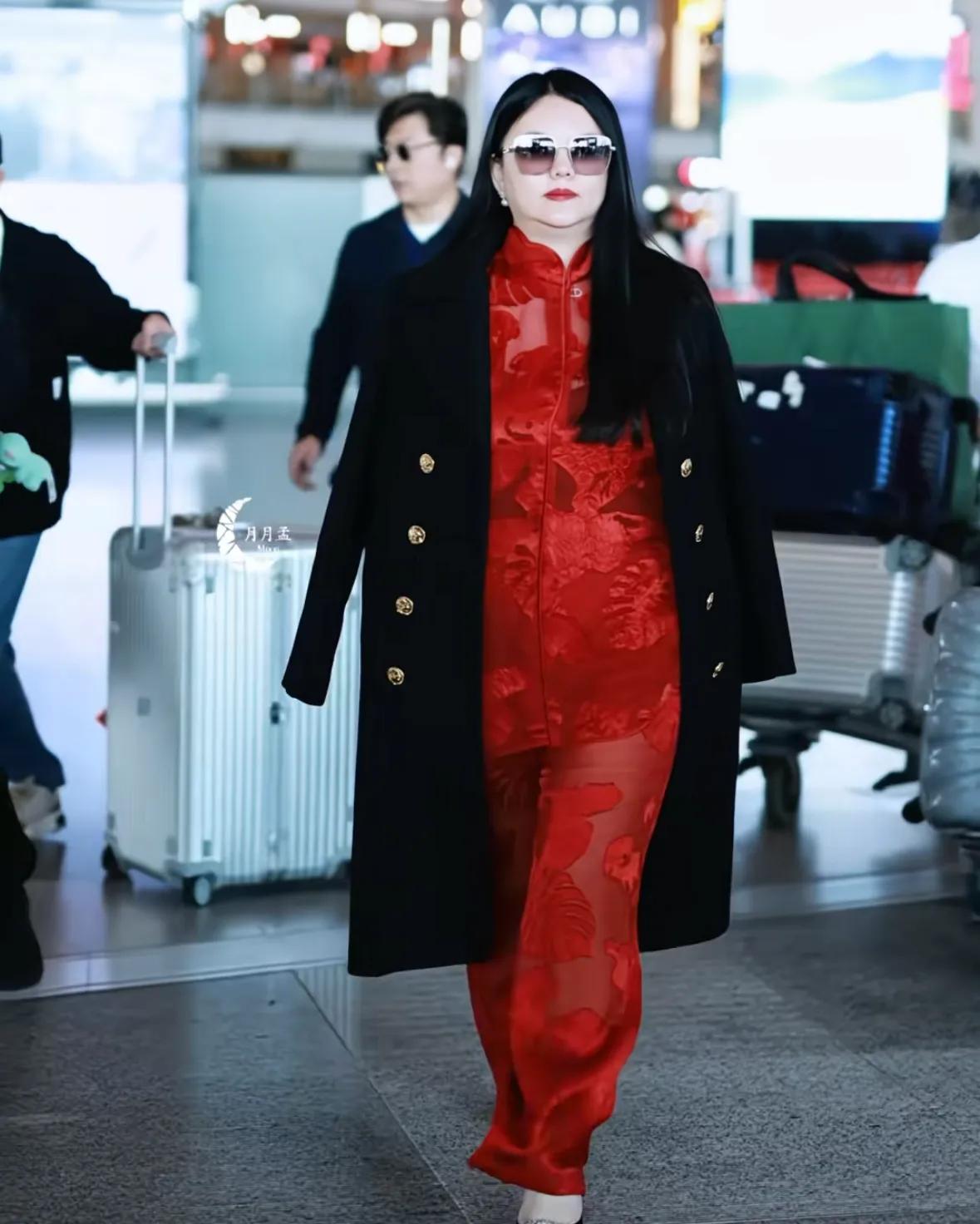 李湘回国!整个人面相变凶胖成球,王岳伦很照顾前妻,成全家最瘦