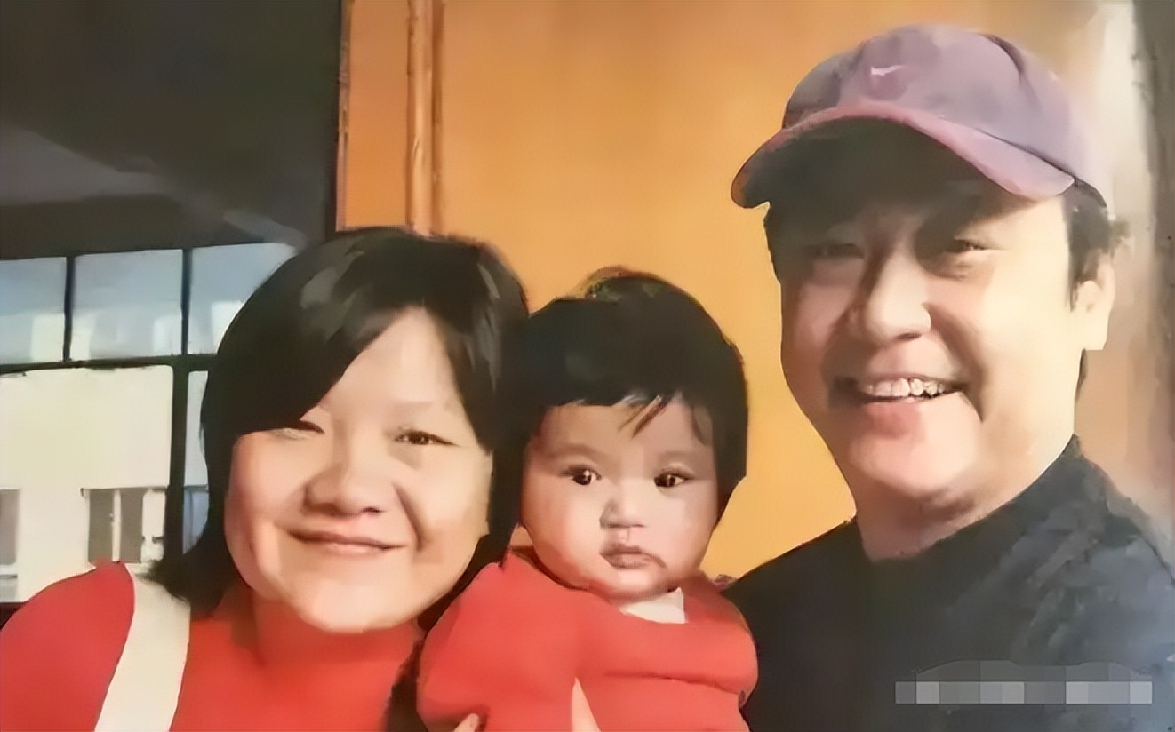 洪晃也没想到，19年前领养的女儿神似章含之，如今竟成了她的依靠