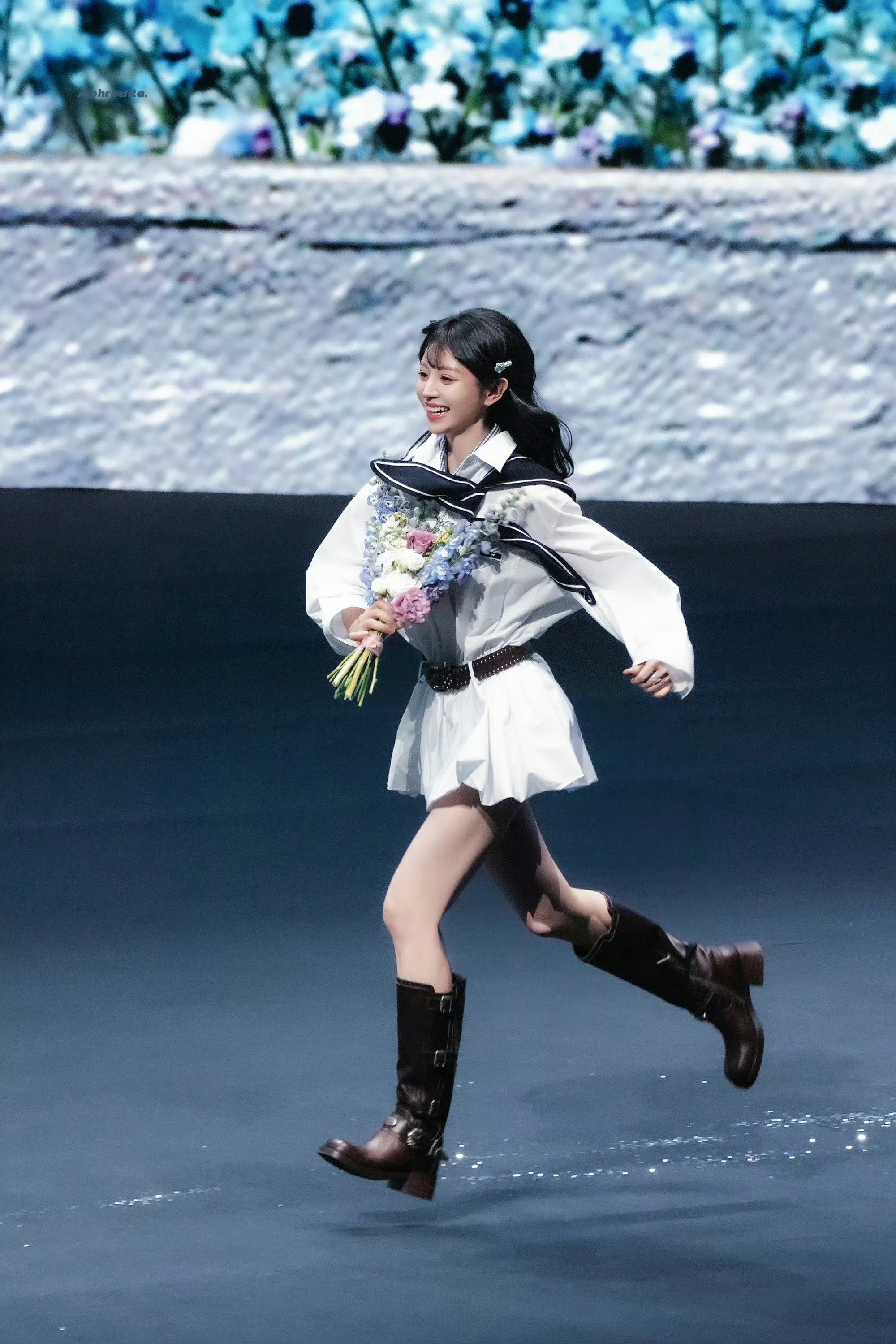 田曦薇演绎vivo大片，百变造型超亮眼，教科书级甜妹穿搭范本！