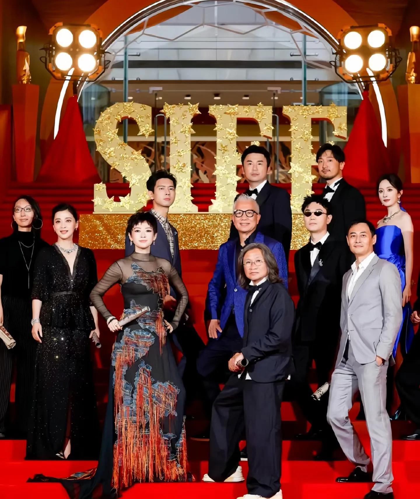 章子怡带女儿看酱园弄首映！ 10 岁醒醒穿公主裙好美，母女互动有爱