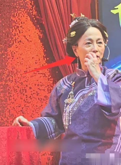 62岁“石榴姐”苑琼丹近况曝光，生图下人老皮松，木偶纹好抢镜