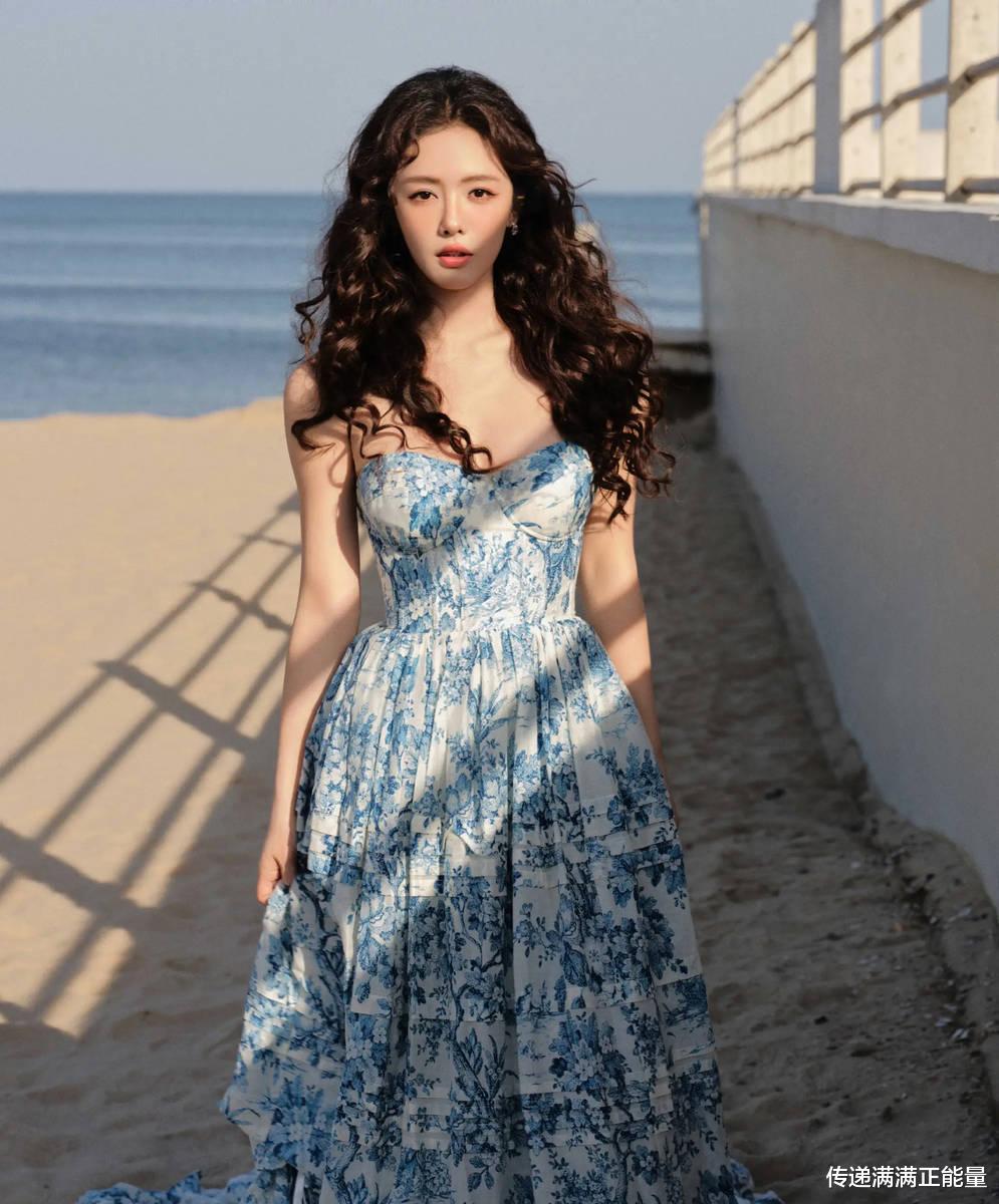 蔡文静的海边秋千照，为什么看着不像摆拍？