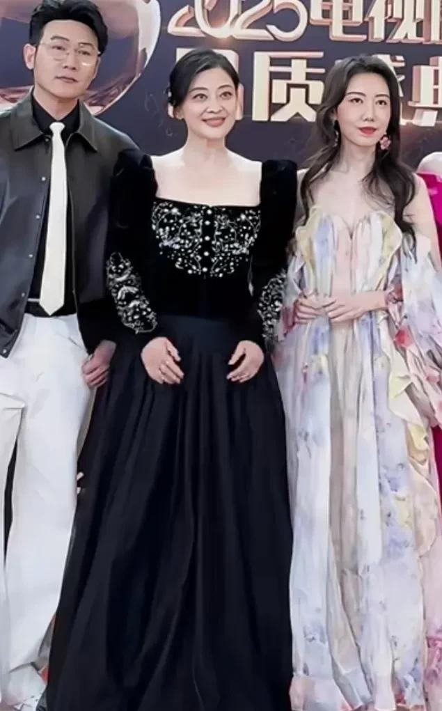 上海这晚，吴彦姝坐在刘亦菲身边，关晓彤跑去搭话，童谣俯身倾耳