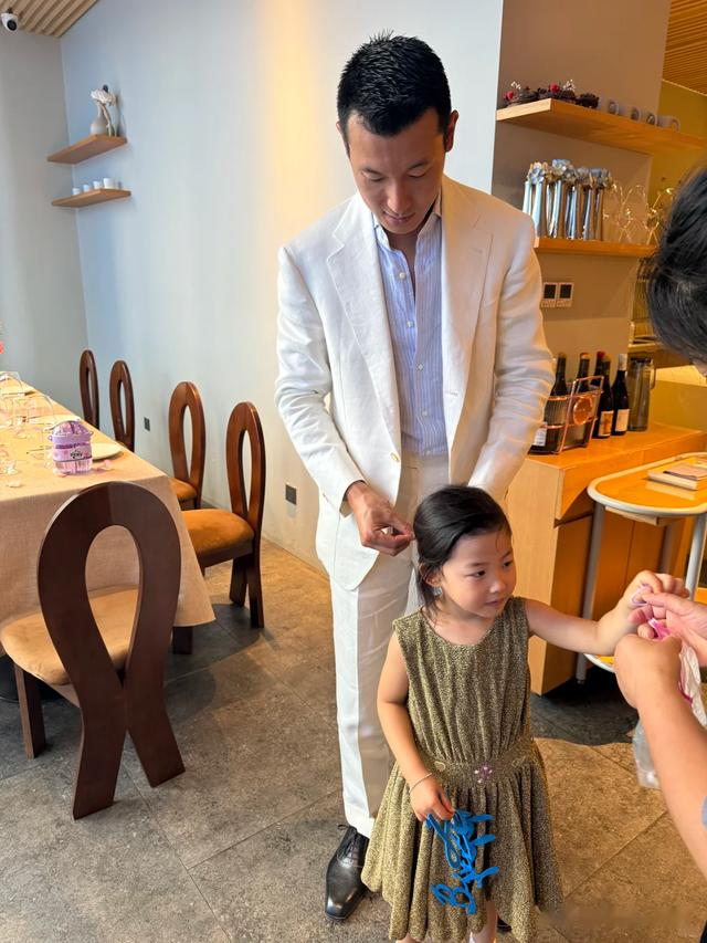 朱珠晒41岁生日宴，3岁女儿颜值不高但讨喜，刘亦菲露面身材一般