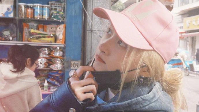 关晓彤遛弯九宫格，粉帽金发太惊艳，配文京腔味十足！