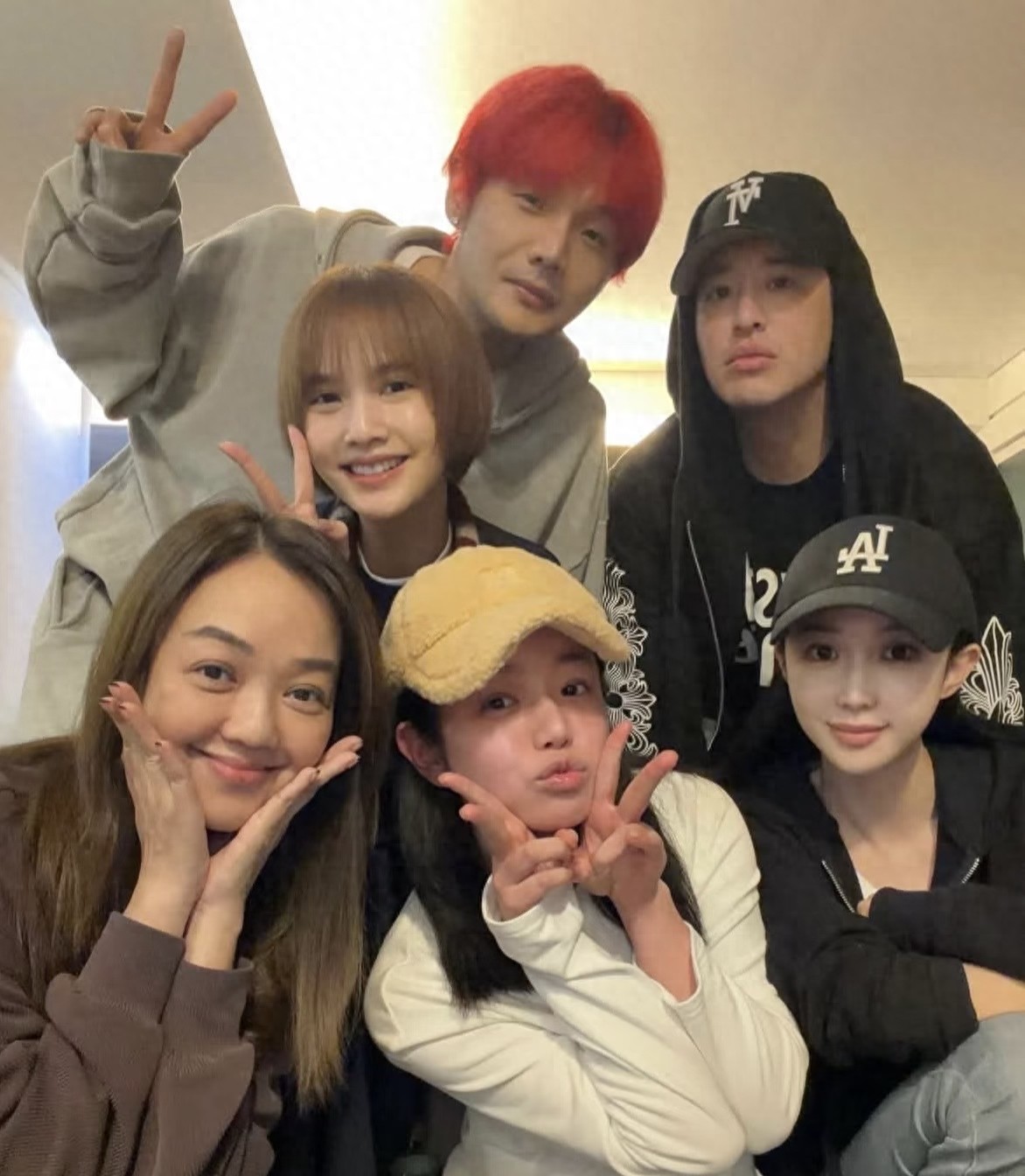 潘玮柏和李荣浩夫妇等人聚会,老婆萱云全程一个表情人偶感好重