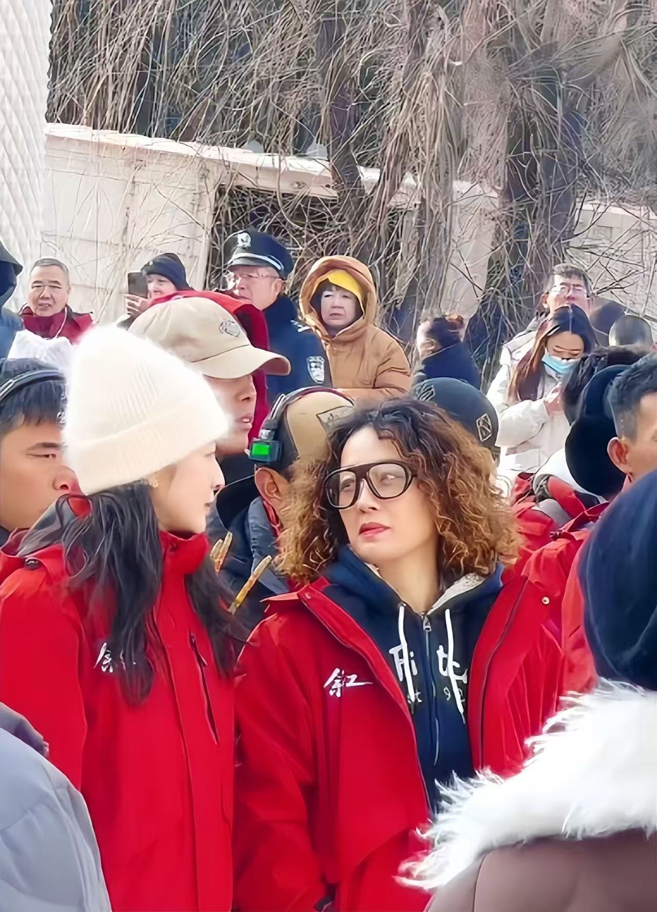 马伊琍山西拍戏被偶遇！皮松肉垮脸颊发腮，一头羊毛卷土到认不出