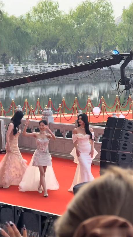 热搜上“13岁女演员打扮性感走红毯”事件：永远不要低估人性的恶