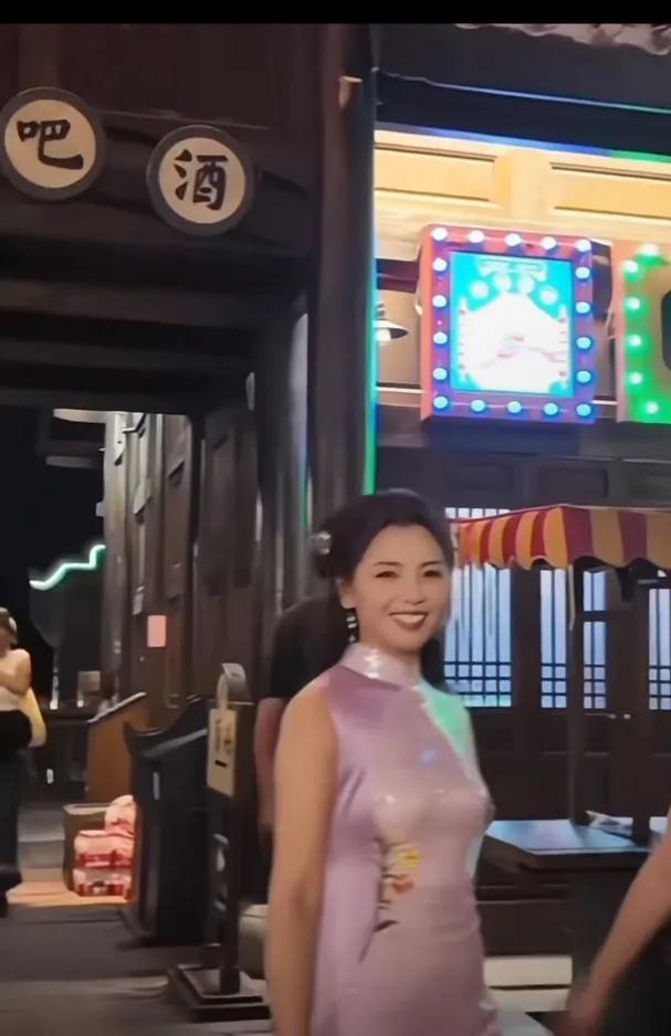 刘涛，一袭浅紫旗袍配古典发型，每一帧都惊艳