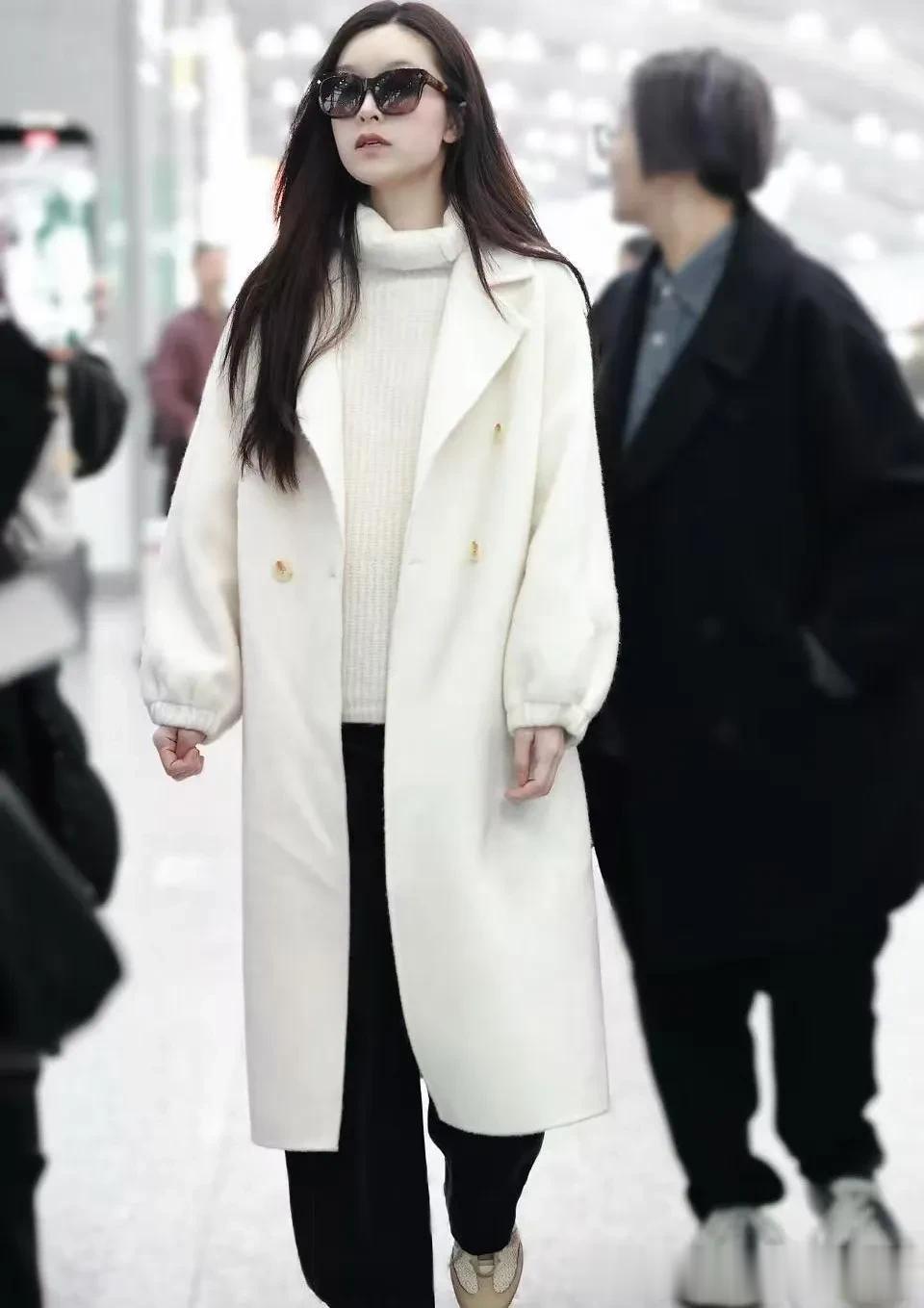 文咏珊机场私服才叫简约！白色大衣+高领毛衣+直筒裤 高级又显气质