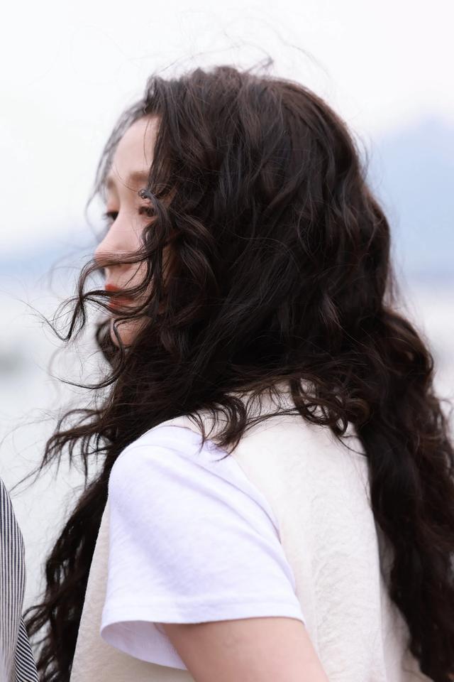 关晓彤,羊毛卷发型好有活力感,满屏都是头发,好漂亮的妈生脸