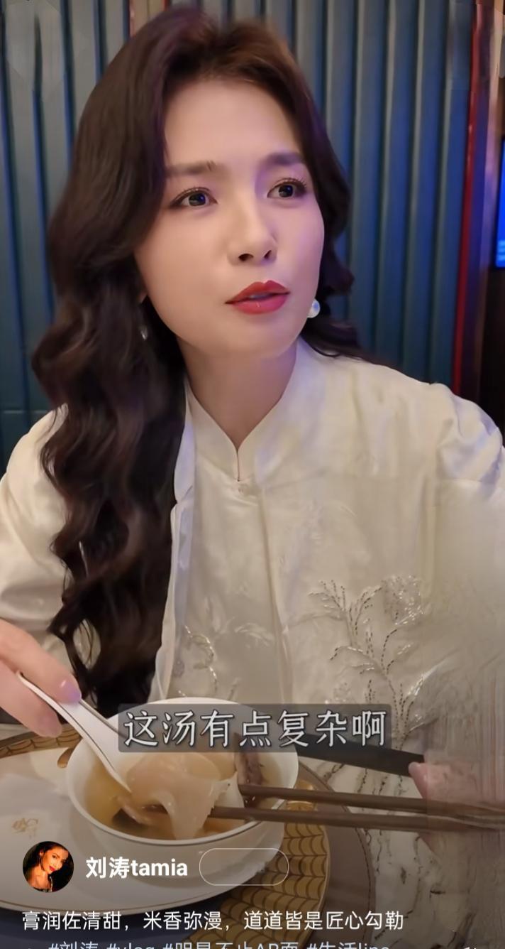 刘涛探店品美食,一袭白裙尽显优雅气质