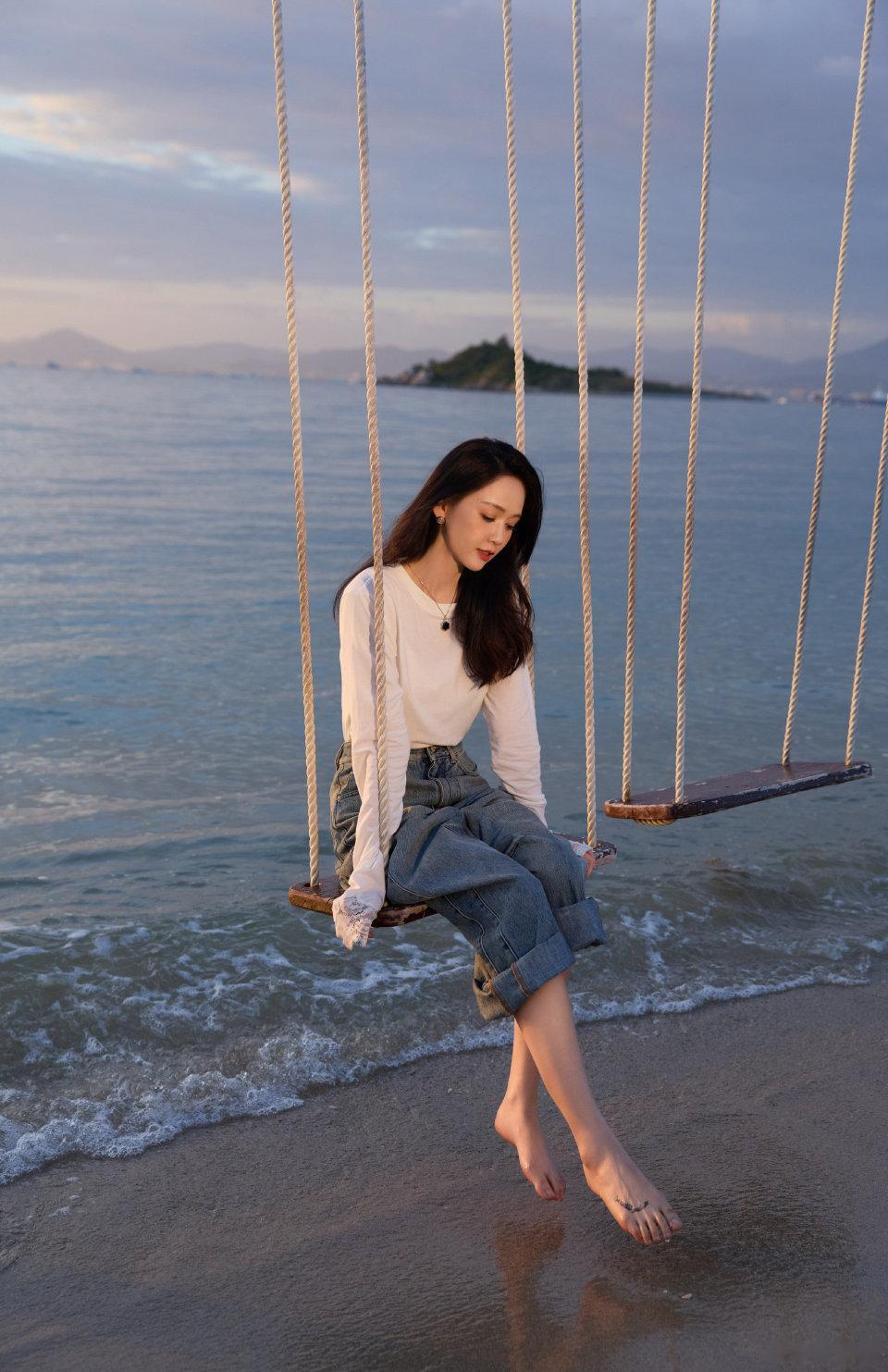 陈乔恩海边度假晒美照！光脚荡秋千老公掌镜拍，欣赏自己说瘦就瘦