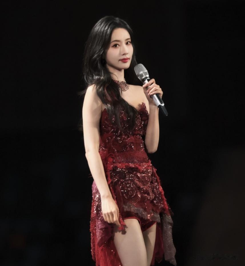 明星跨年夜造型太拉跨：戚薇好像鸡毛掸子，关晓彤又穿错裙子