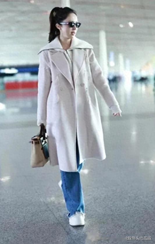 董璇机场私服才叫简约！米白大衣+牛仔裤+小白鞋，高级又大气！