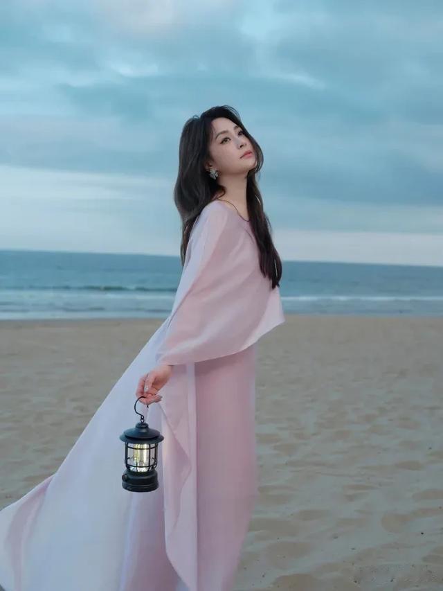 阿娇关智斌海边大片，阿娇瘦身成功颜值回春，两人在一起好养眼！