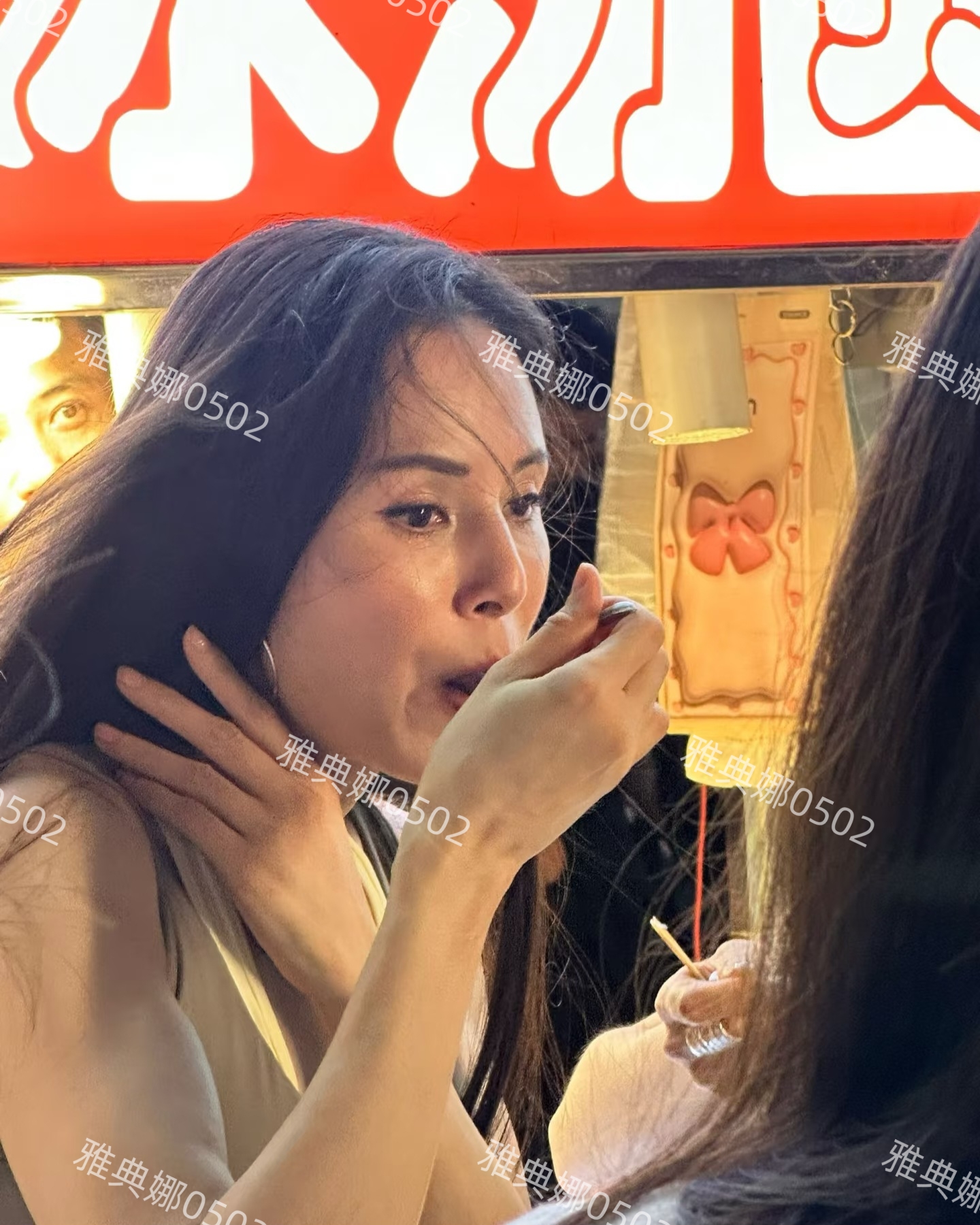 长沙夜市偶遇李若彤很难相信她快60岁了，脸上没有整的痕迹好年轻