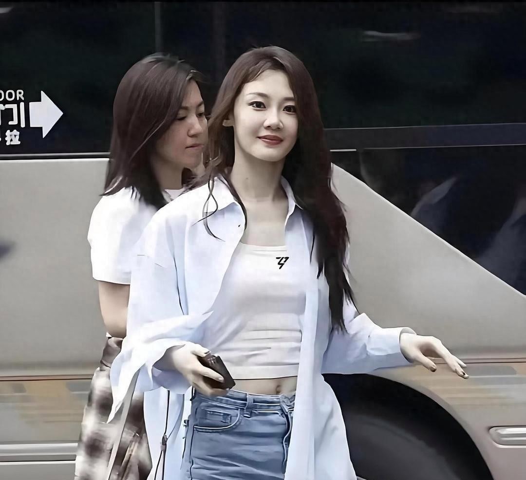 苗苗这张脸耐看得很，五官搭配舒服，越品越有味道的女生