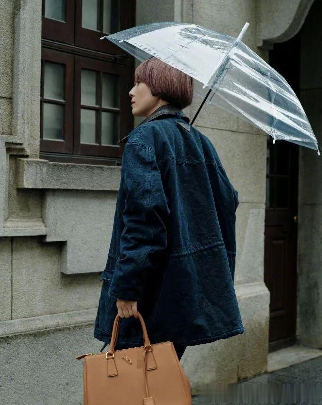 马伊琍新剪了短发气质大变！穿宽松外套+半身裙，时髦洋气又高级