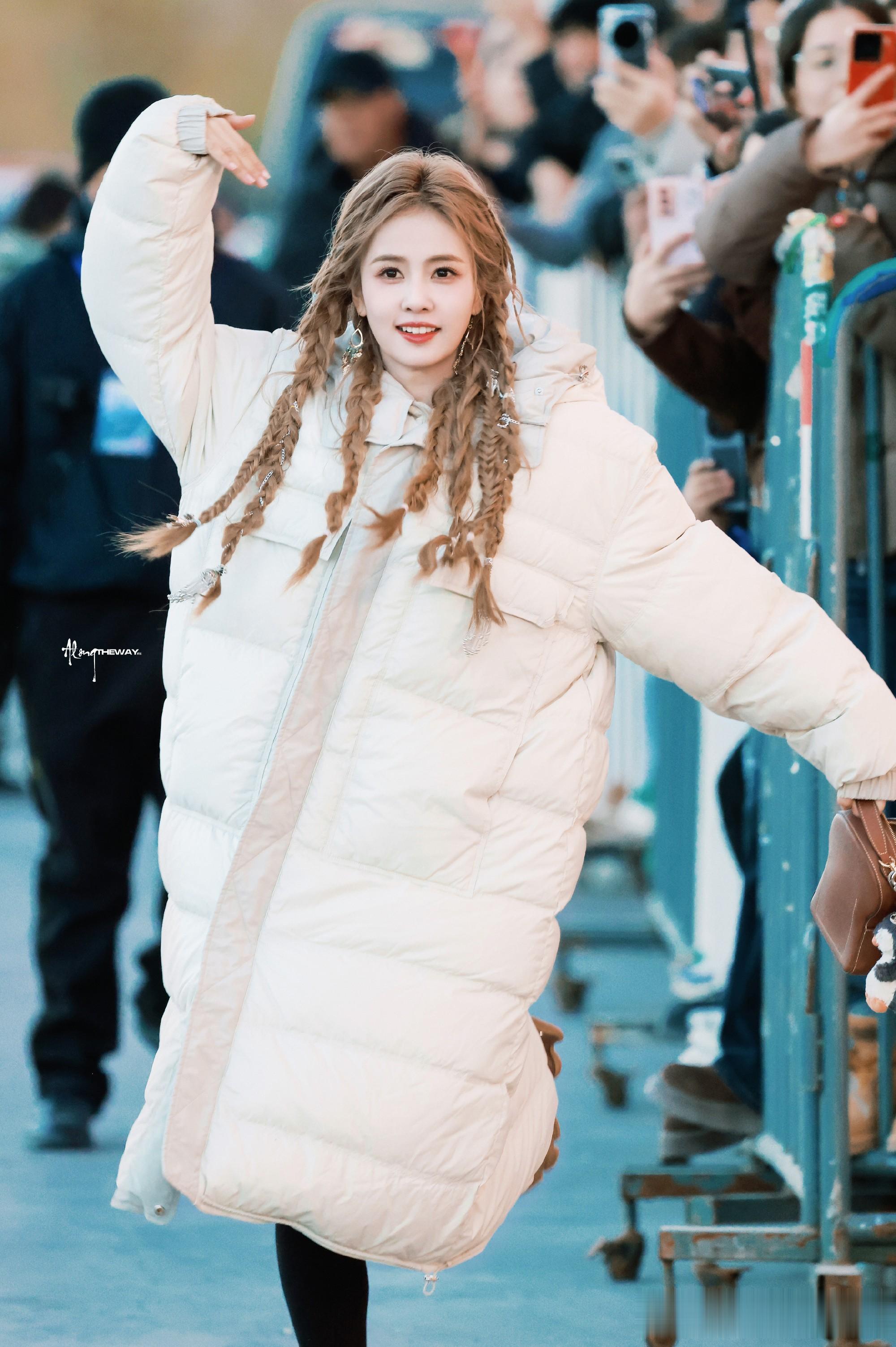 白鹿“美拉德游牧风”杀疯了:双麻花辫是荒漠里的甜